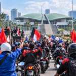 Massa Buruh Tangerang Konvoi DPR