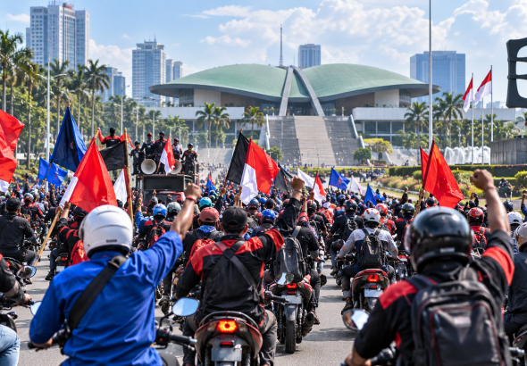 Massa Buruh Tangerang Konvoi DPR